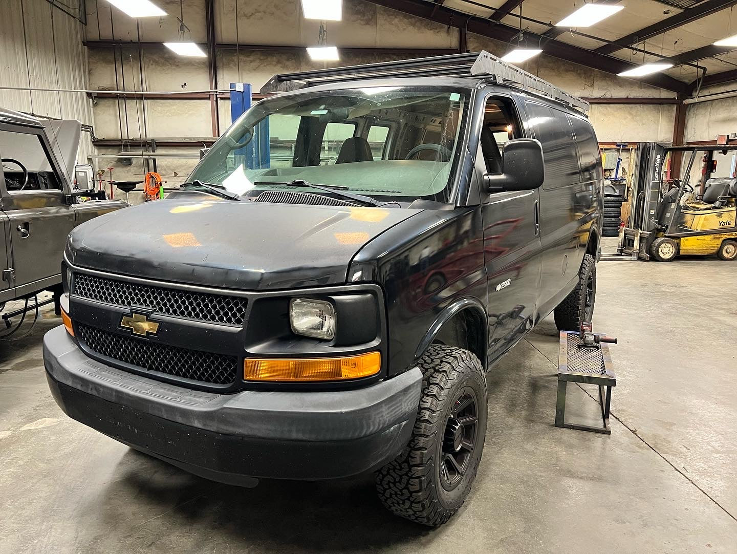 Chevrolet express van Low-Profile Roof Rack